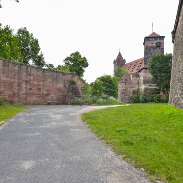 Blick aus dem Stadtgraben in Richtung Burg
