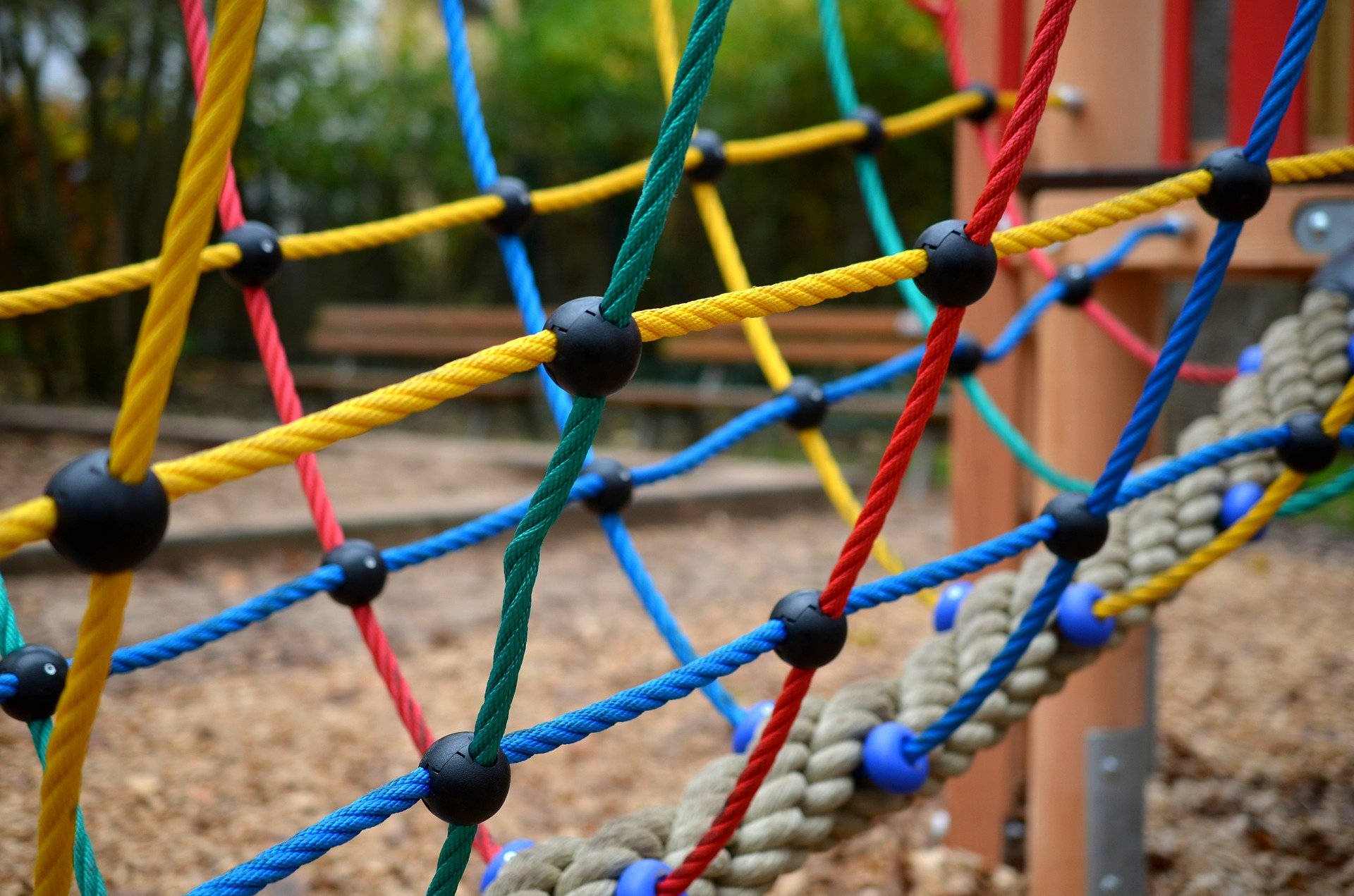 Klettergerüst an einem Spielplatz