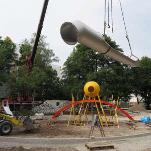 Die ersten Bauteile des Spielplatzes werden geliefert und montiert