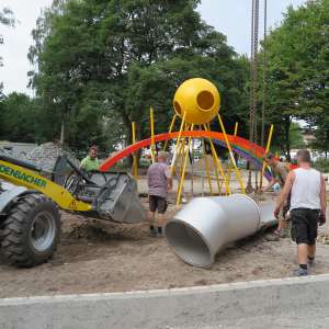 Die ersten Bauteile des Spielplatzes werden geliefert und montiert