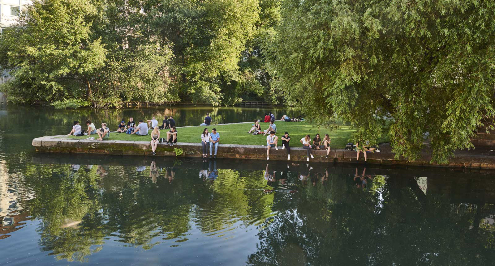 Menschen sitzen auf der Liebesinsel an der Pegnitz